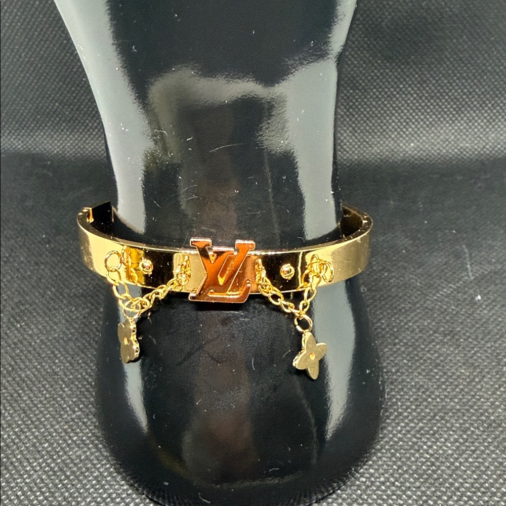 ✅ PRICE IS FIRM ✅ Fashion Gold Bracelet with Charms